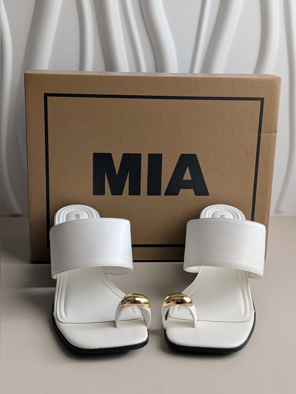 NWT MIA White Gold Toe Ring Block Heel Sandals Size 8